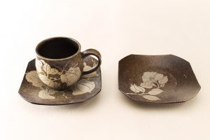 掻き落とし山帰来珈琲碗・皿　掻き落とし椿皿