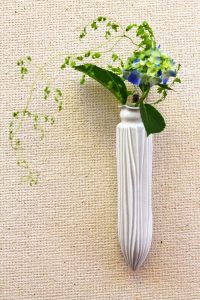 白磁鎬彫掛け花入