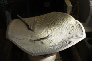 青白磁鎬彫六角鉢（制作中）