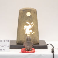 会場内で開催されました“自慢の一品展”の出品作、うさぎのランプシェード。