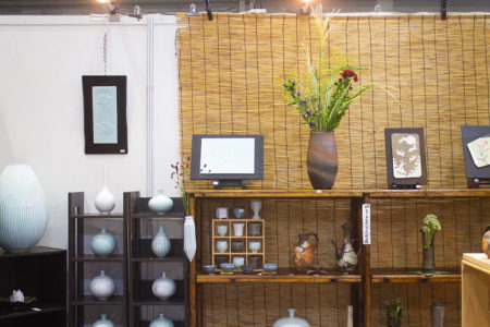 最新作の“焼〆窯変花器”(上段中央)・令和4年西部伝統工芸展入選作品“青白磁鎬彫壺”(左端)をはじめ、花器・食器・陶人形など、本年もたくさんの作品をご用意して、皆様のお越しをお待ちしています。